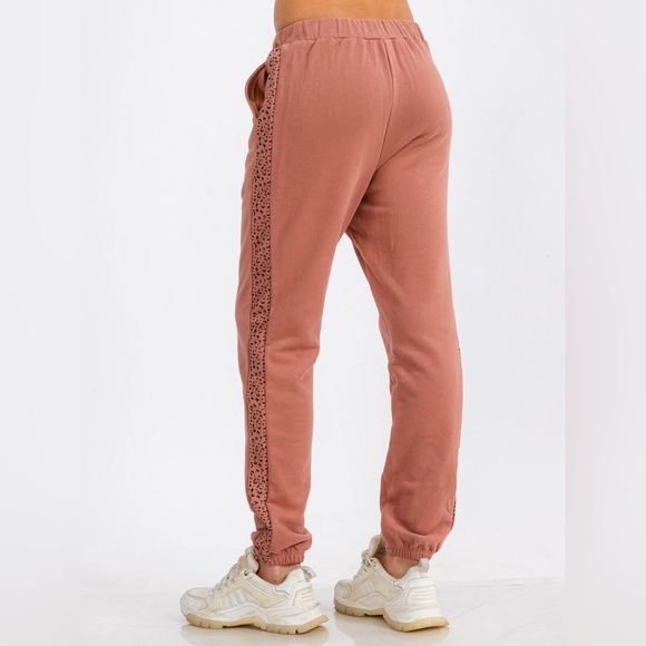 SALE! 022. WOMEN'S ELASTIC WAIST FRONT POCKET ANIMAL PRINT DETAILED SWEATPANTS - Picture 5 of 5